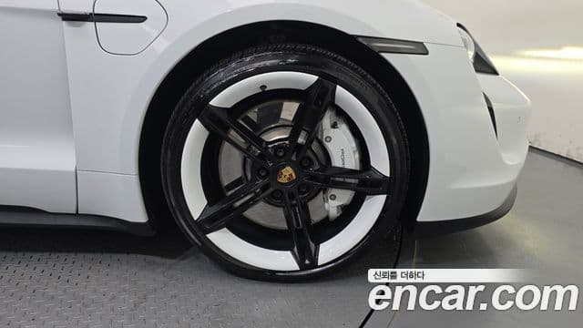Porsche Taycan 2021 — Photo 20/34