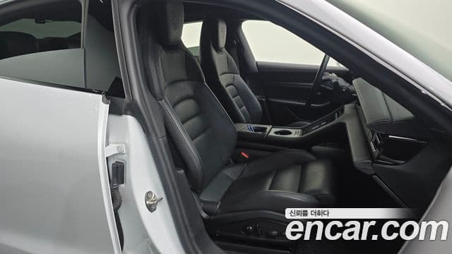 Porsche Taycan 2021 — Photo 28/34