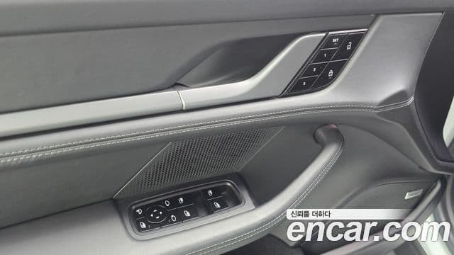Porsche Taycan 2021 — Photo 13/34