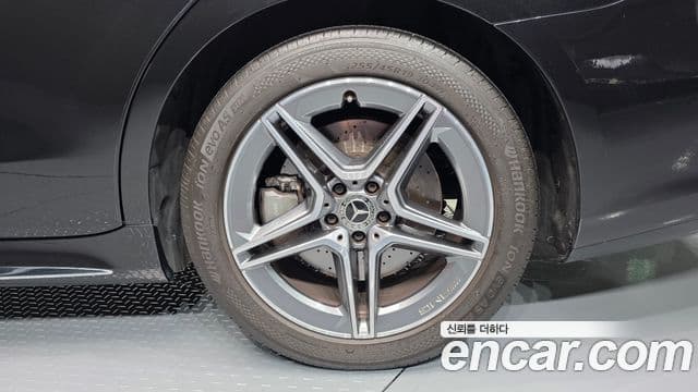 Mercedes-Benz S-Class 2022 — Photo 18/33