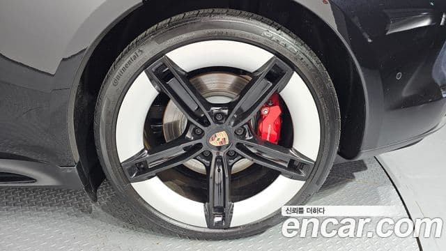 Porsche Taycan 2025 — ფოტო 27/31