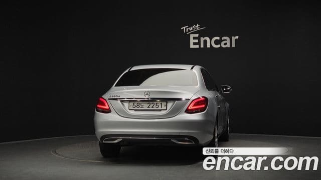 Mercedes-Benz C-Class 2019 — ფოტო 27/33