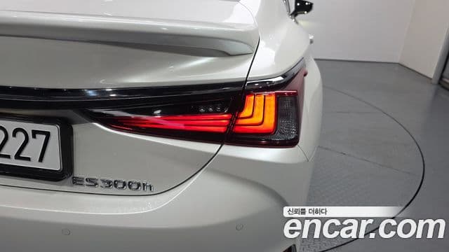 Lexus ES300h 2025 — Şəkil 24/30