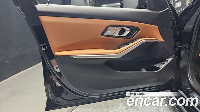 BMW 3 Series 2023 — Photo 32/34