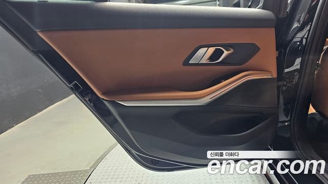 BMW 3 Series 2023 — Photo 19/34