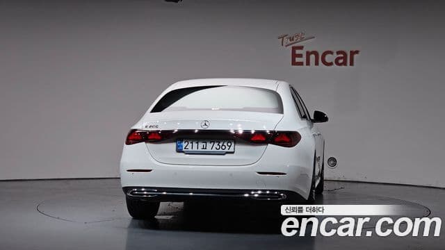 Mercedes-Benz E-Class 2024 — ფოტო 20/35