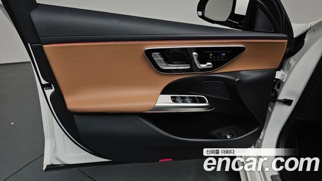 Mercedes-Benz E-Class 2024 — ფოტო 23/35