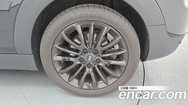 Mini Cooper Clubman 2023 — ფოტო 16/35