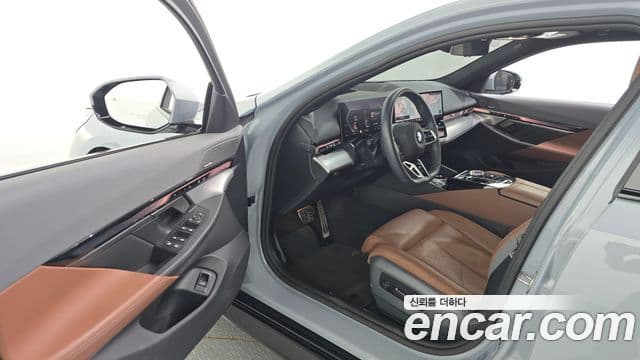 BMW 5 Series 2024 — Photo 16/35