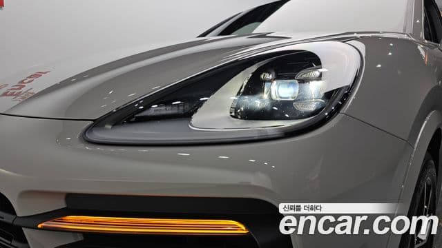Porsche Cayenne 2023 — Şəkil 37/39