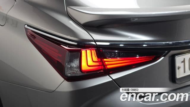 Lexus ES300h 2022 — ფოტო 24/37