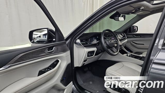 Jeep Grand Cherokee 2022 — Şəkil 25/33