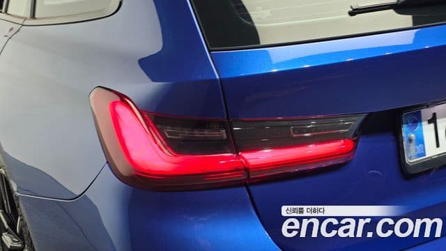 BMW 3 Series 2023 — Photo 27/33