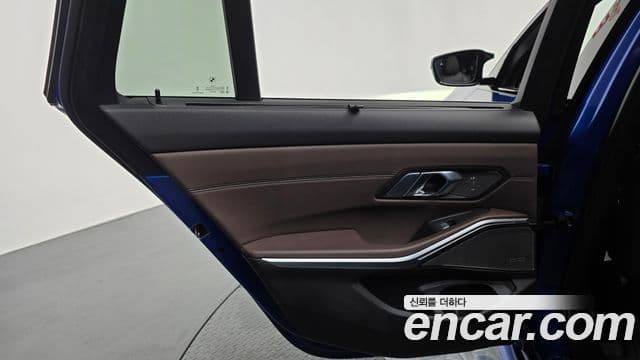 BMW 3 Series 2023 — Photo 30/33