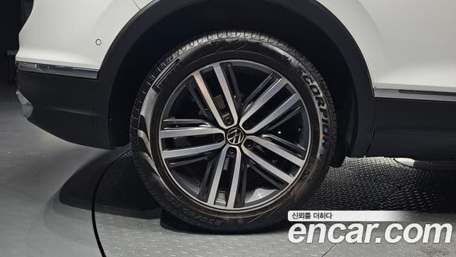 Volkswagen Tiguan 2022 — ფოტო 9/30
