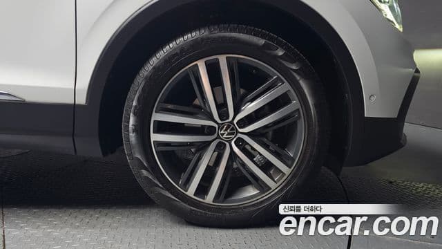 Volkswagen Tiguan 2022 — ფოტო 23/30