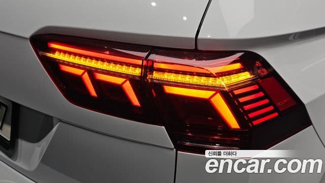 Volkswagen Tiguan 2022 — ფოტო 8/30