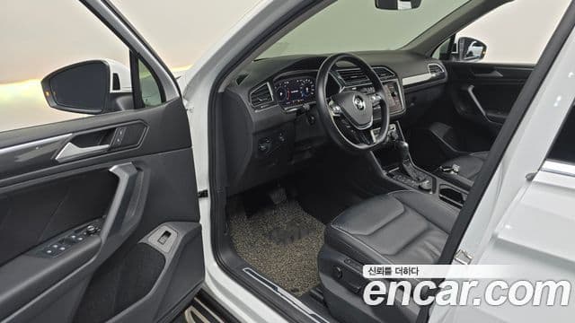 Volkswagen Tiguan 2020 — Photo 25/35