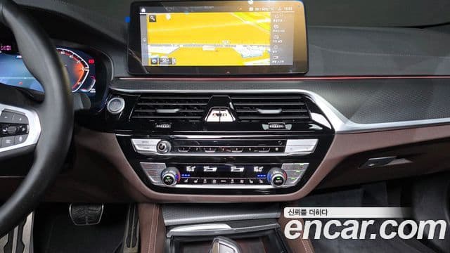 BMW 5 Series 2022 — Şəkil 13/20