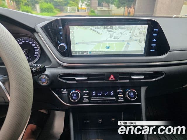 Hyundai Sonata Hybrid 2022 — Photo 12/19