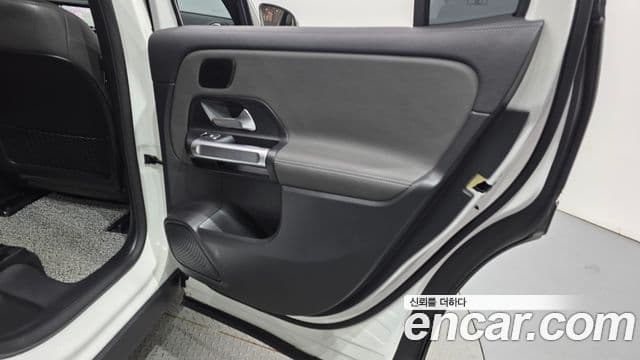 Mercedes-Benz EQB 2022 — ფოტო 21/33