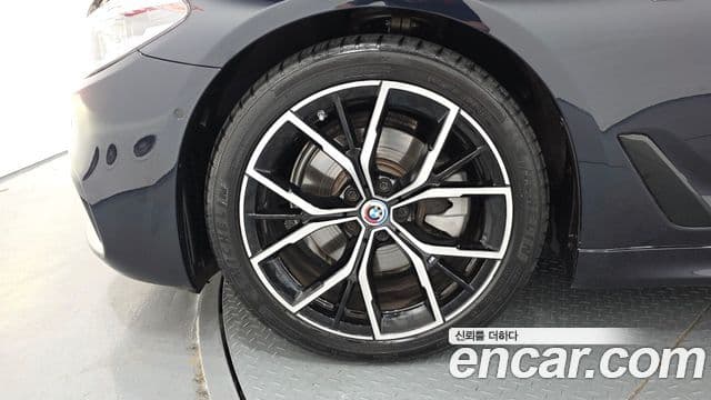 BMW 5 Series 2019 — Photo 24/42
