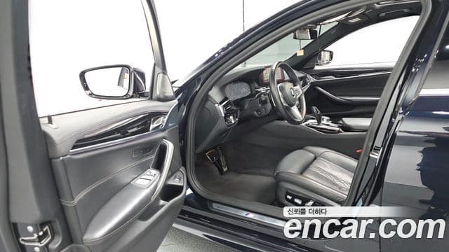 BMW 5 Series 2019 — Photo 25/42