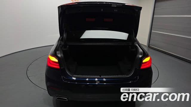 BMW 5 Series 2019 — Photo 34/42