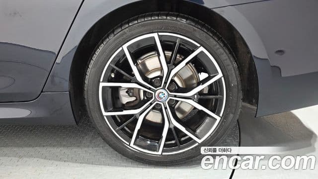 BMW 5 Series 2019 — Photo 4/42