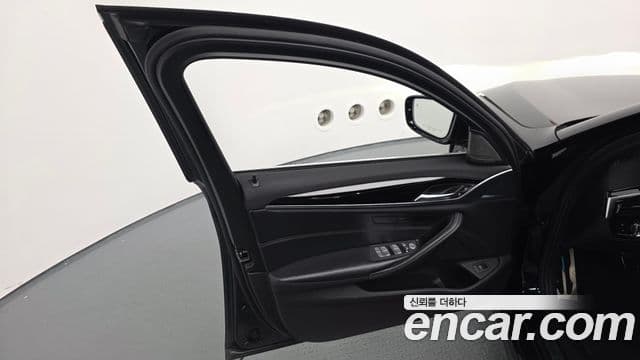 BMW 5 Series 2019 — Photo 23/42