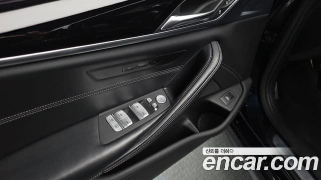 BMW 5 Series 2019 — Photo 15/42