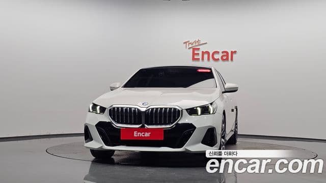 BMW 5 Series 2024 — Photo 35/37