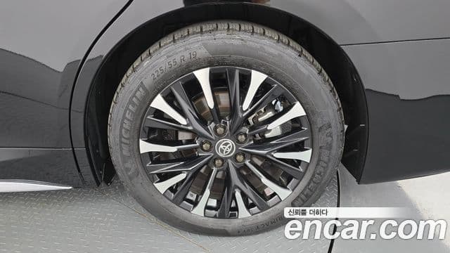 Toyota Alphard 2025 — Photo 32/32