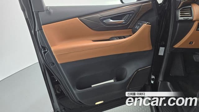 Toyota Alphard 2025 — Photo 9/32