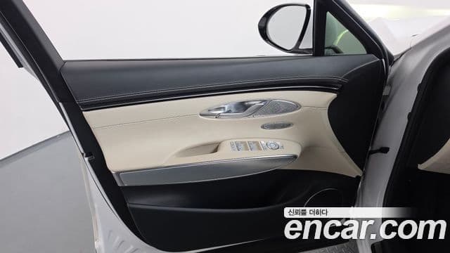 Genesis GV70 2021 — Photo 32/35