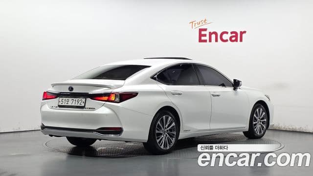 Lexus ES300h 2019 — ფოტო 4/20