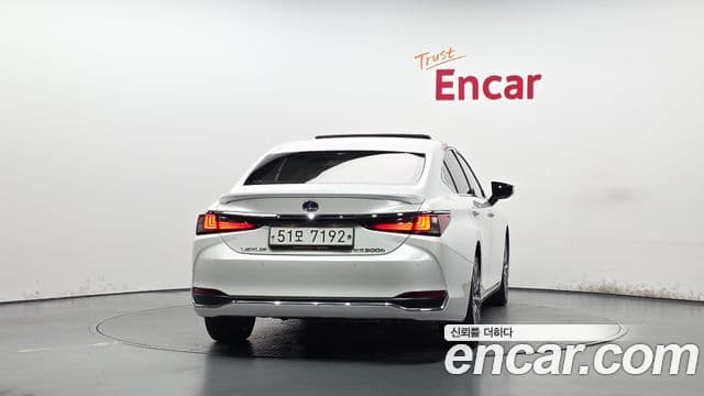 Lexus ES300h 2019 — ფოტო 9/20