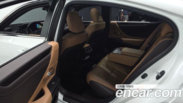Lexus ES300h 2019 — ფოტო 17/20