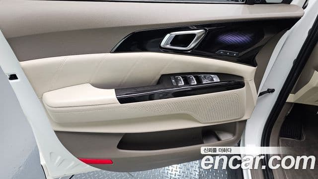 Kia Carnival 2023 — ფოტო 19/38