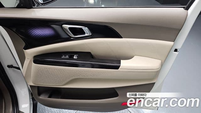 Kia Carnival 2023 — ფოტო 16/38