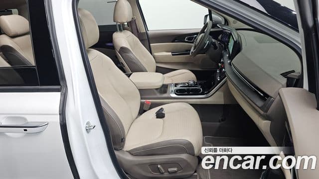 Kia Carnival 2023 — ფოტო 29/38