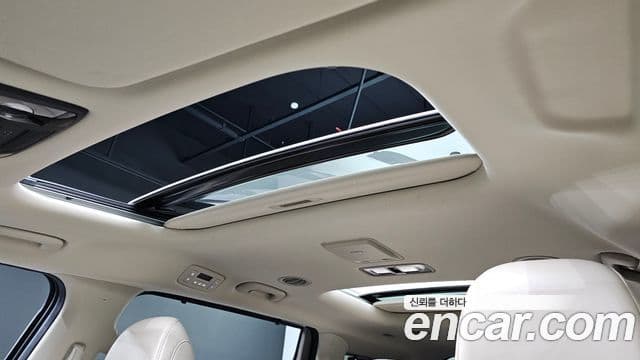 Kia Carnival 2023 — ფოტო 18/38