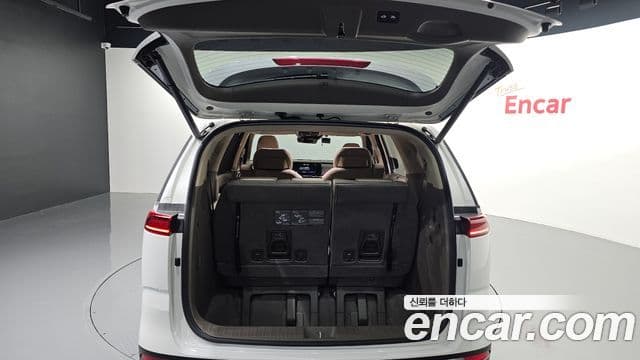 Kia Carnival 2023 — ფოტო 22/38