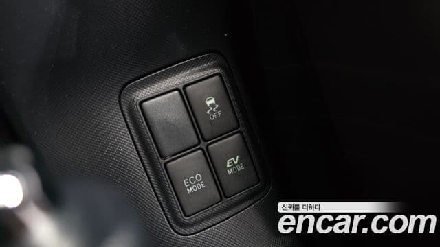 Toyota Prius C 2018 — Photo 10/39