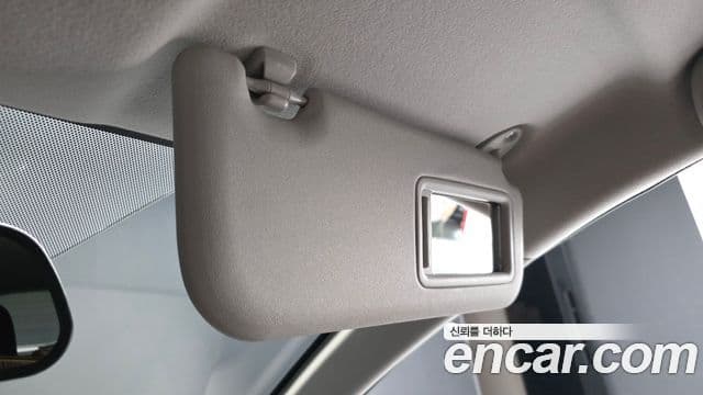 Toyota Prius C 2018 — Photo 12/39