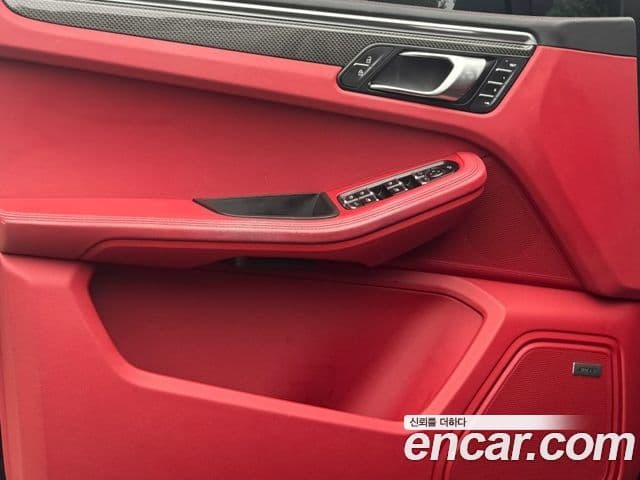 Porsche Macan 2021 — Photo 2/20