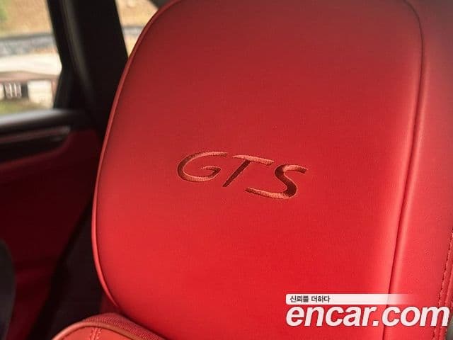 Porsche Macan 2021 — Photo 17/20