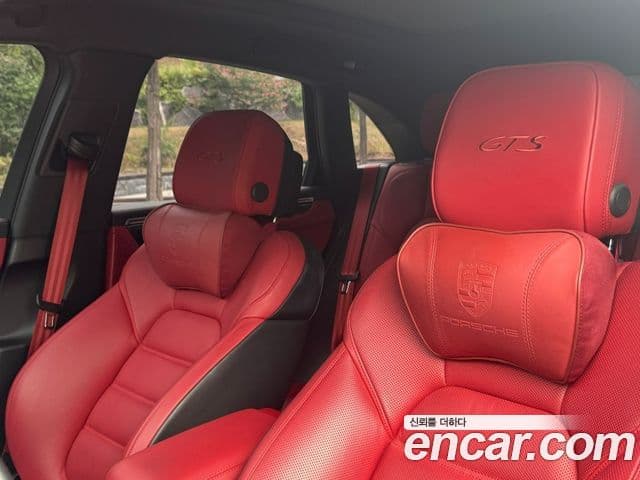Porsche Macan 2021 — Photo 15/20