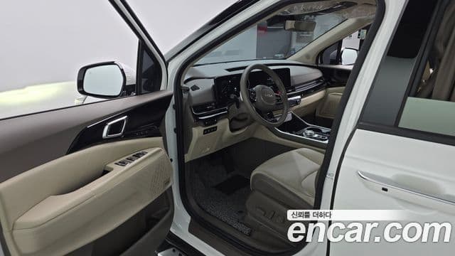 Kia Carnival 2024 — ფოტო 27/31