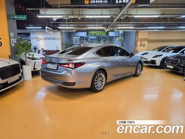 Lexus ES300h 2025 — ფოტო 13/18